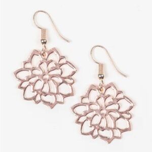 Paparazzi Earrings ❤️ Darling
Dahlia ❤️ Rose Gold Earrings